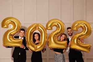 man with 2022 new year’s balloons  