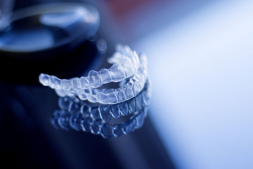 Clear aligners on dark reflective surface